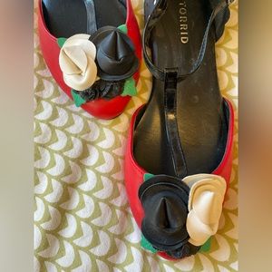 Adorable Torrid strappy Mary Janes with 3D flowers, retro inspired size 8